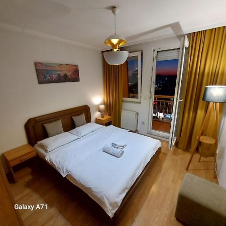 Gorgeous Apartment With City View In The City Center Prishtine Bagian luar foto