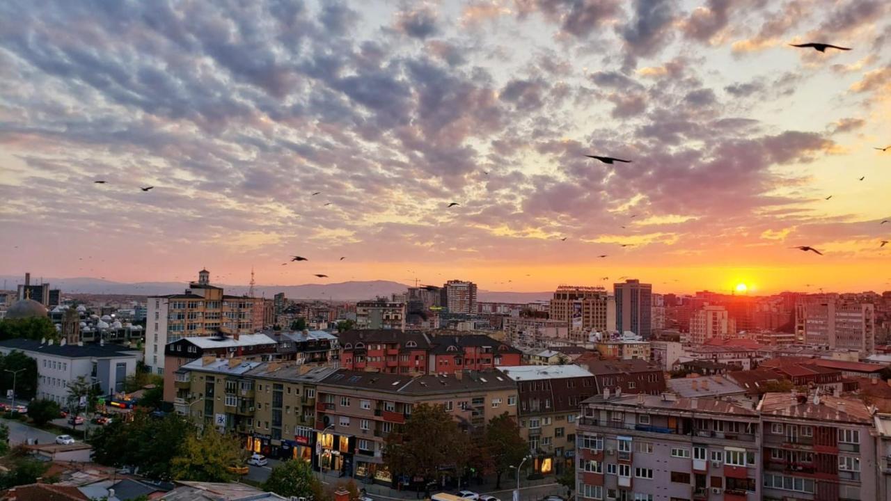 Gorgeous Apartment With City View In The City Center Prishtine Bagian luar foto