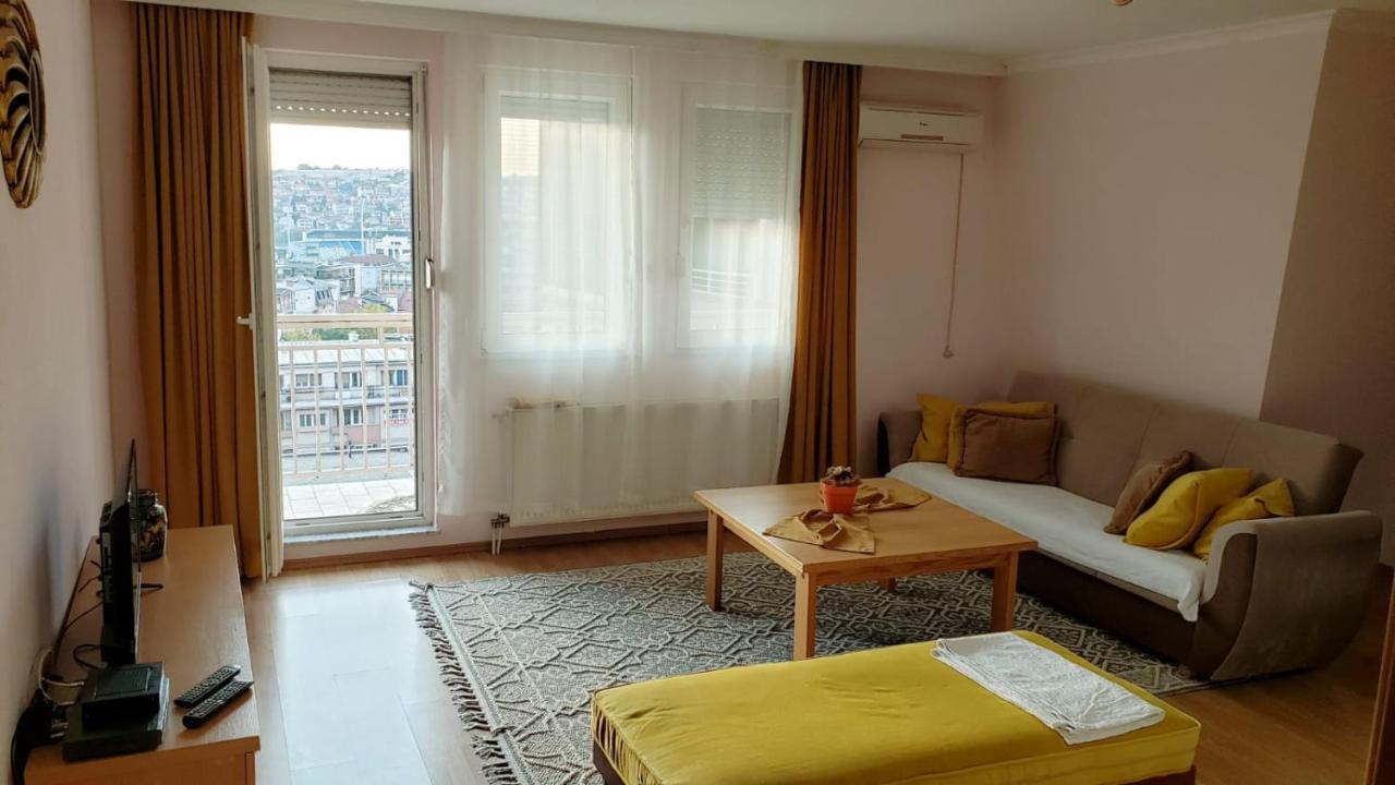 Gorgeous Apartment With City View In The City Center Prishtine Bagian luar foto